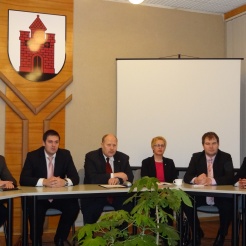 Naujosios politinės daugumos atstovai (iš kairės): K.Lukoševičius, T.Labutis, V.Satkevičius, R.Eitmonė, M.Leliukas, J.Gaidžiūnaitė
