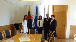 Nuotraukoje - miesto vadovai su Gabrovo atstovėmis Nuotraukoje - miesto vadovai su Gabrovo atstovėmis