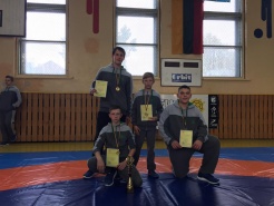Stovi (iš kairės) T.Sakalauskas, N.Gervinskas, tupi D.Deveikis ir L.Boguševičius. Nuotr. iš asmeninio albumo Stovi (iš kairės) T.Sakalauskas, N.Gervinskas, tupi D.Deveikis ir L.Boguševičius. Nuotr. iš asmeninio albumo