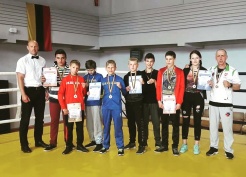 Panevėžio jaunieji boksininkai su treneriu D. Katkevičiumi Panevėžio jaunieji boksininkai su treneriu D. Katkevičiumi